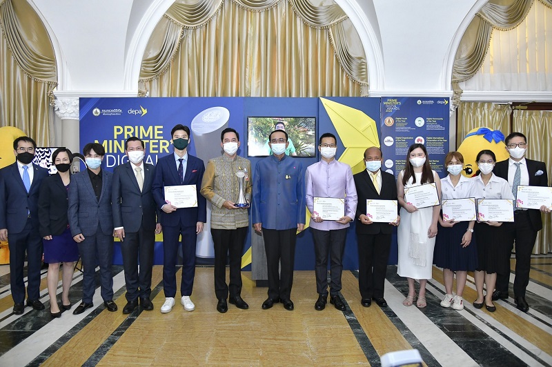 accepting the PM Award(2)